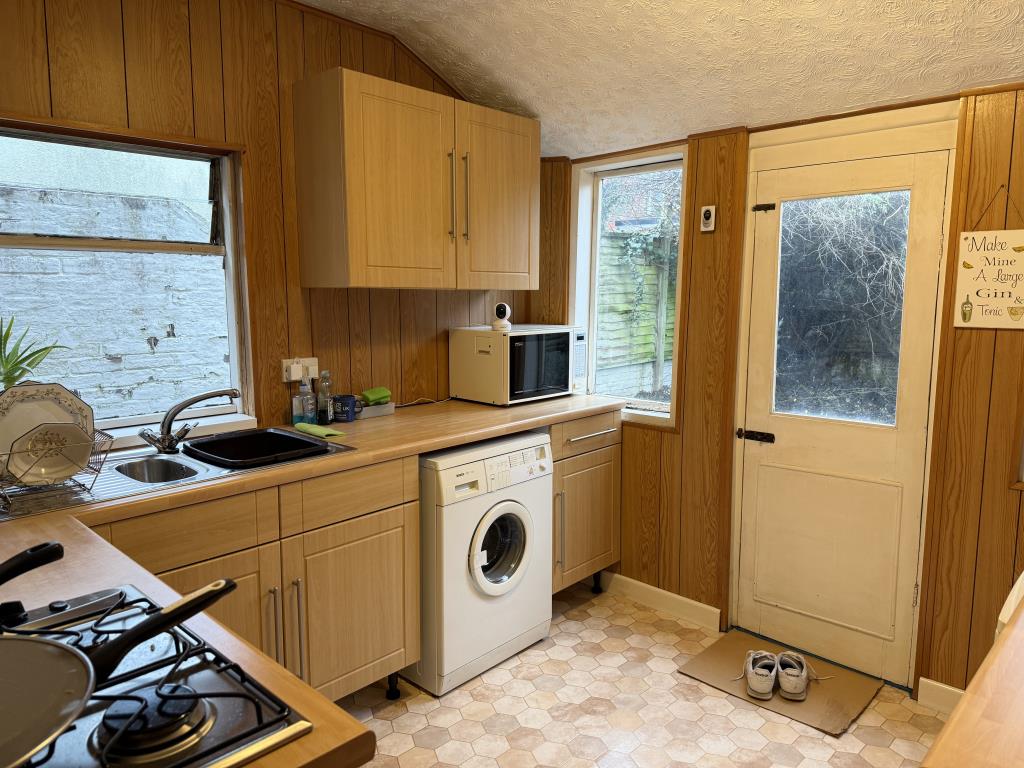 Lot: 147 - THREE-BEDROOM HOUSE IN NEED OF IMPROVEMENT - Kitchen with fitted units